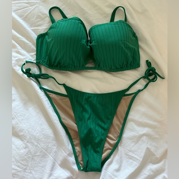 Bikini - Picture 1 of 3